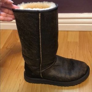 Uggs size 5. Genuine leather upper